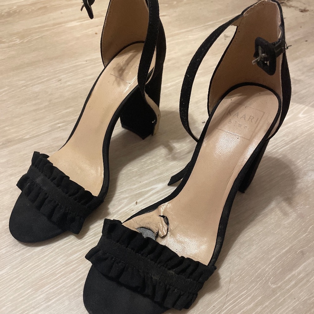 Black velvet pumps with ruffles
